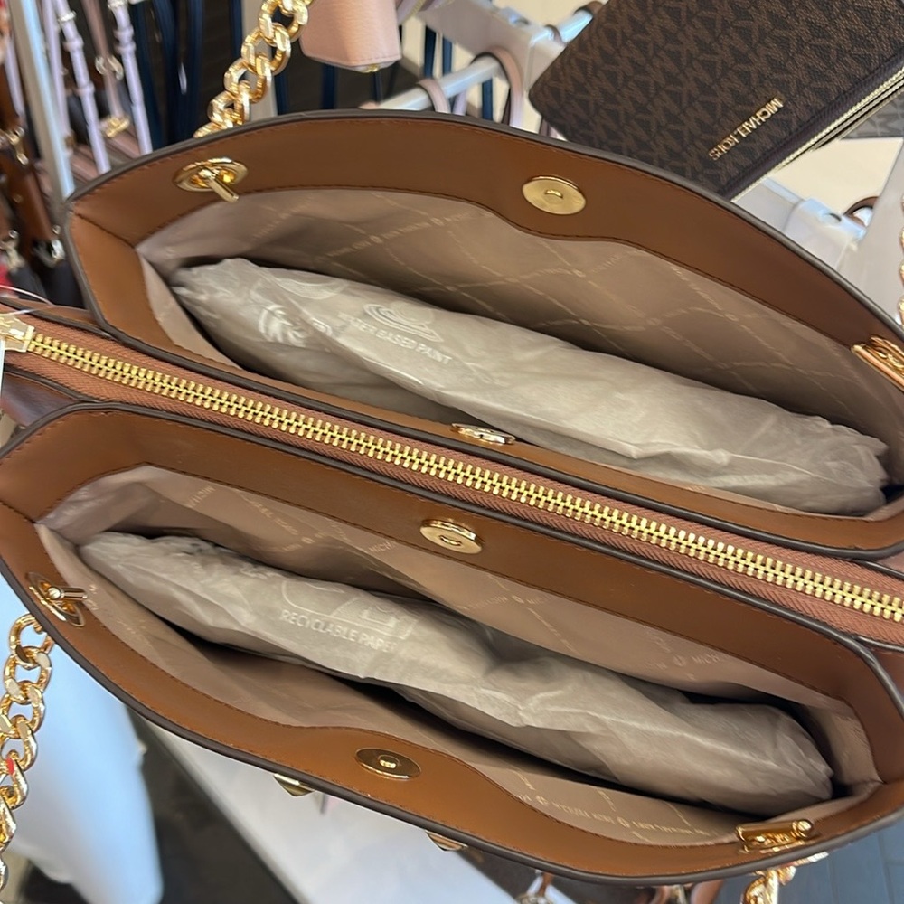 Michael Kors Whitney Medium Signature Logo Tote Bag
Vanilla
NWT - Picture 12 of 16